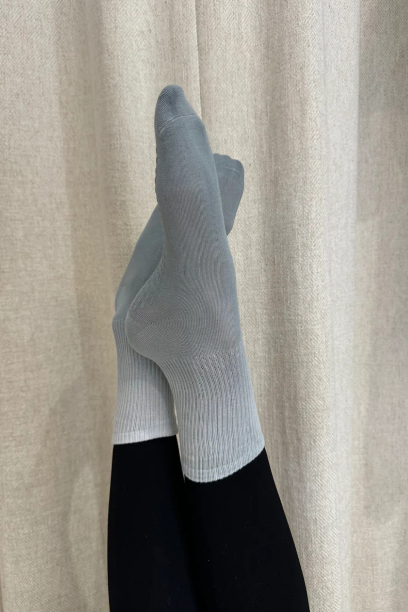 luz-collections-chaussettes-de-sport-d-grad-es-grises-anti-d-rapantes image 2