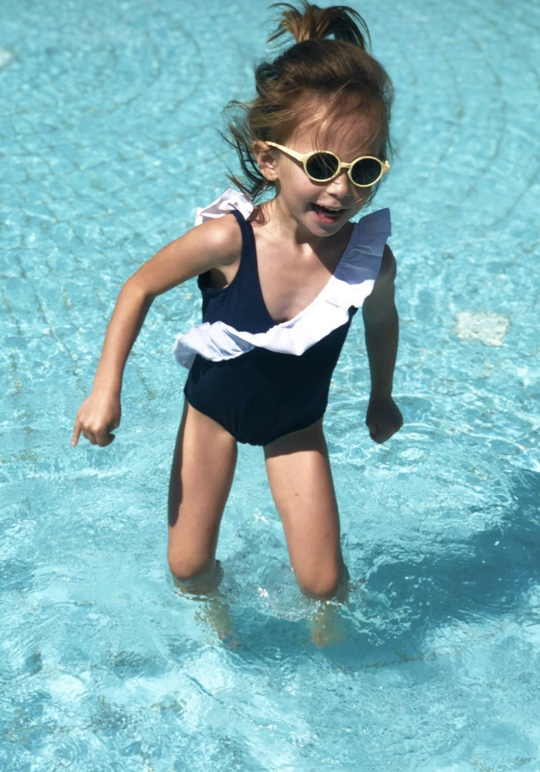 luz-collections-julia-maillot-de-bain-une-pi-ce-enfant-volants-bleu-marine-blanc image 3