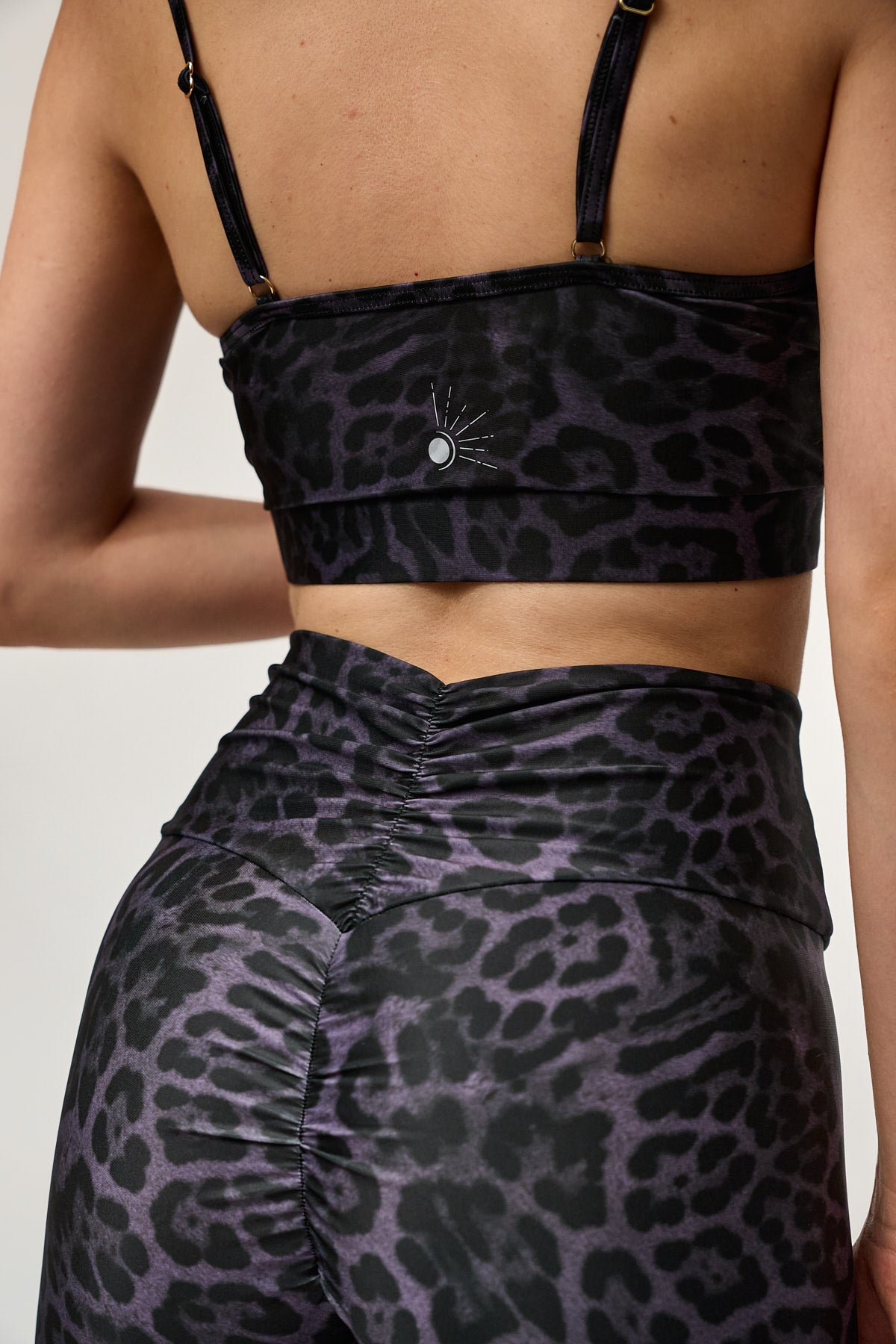 luz-collections-legging-taille-haute-gainant-azal-e-imprim-panth-re-violet-upf-5 image 3