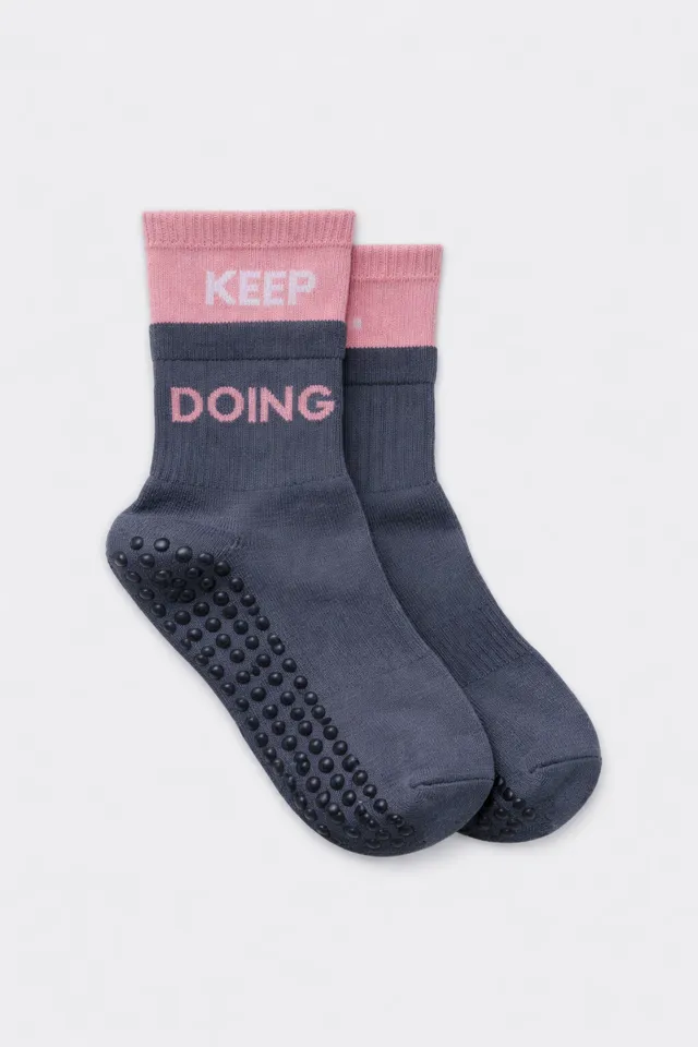 luz-collections-chaussettes-sport-grises-roses-semelles-antid-rapantes image 1