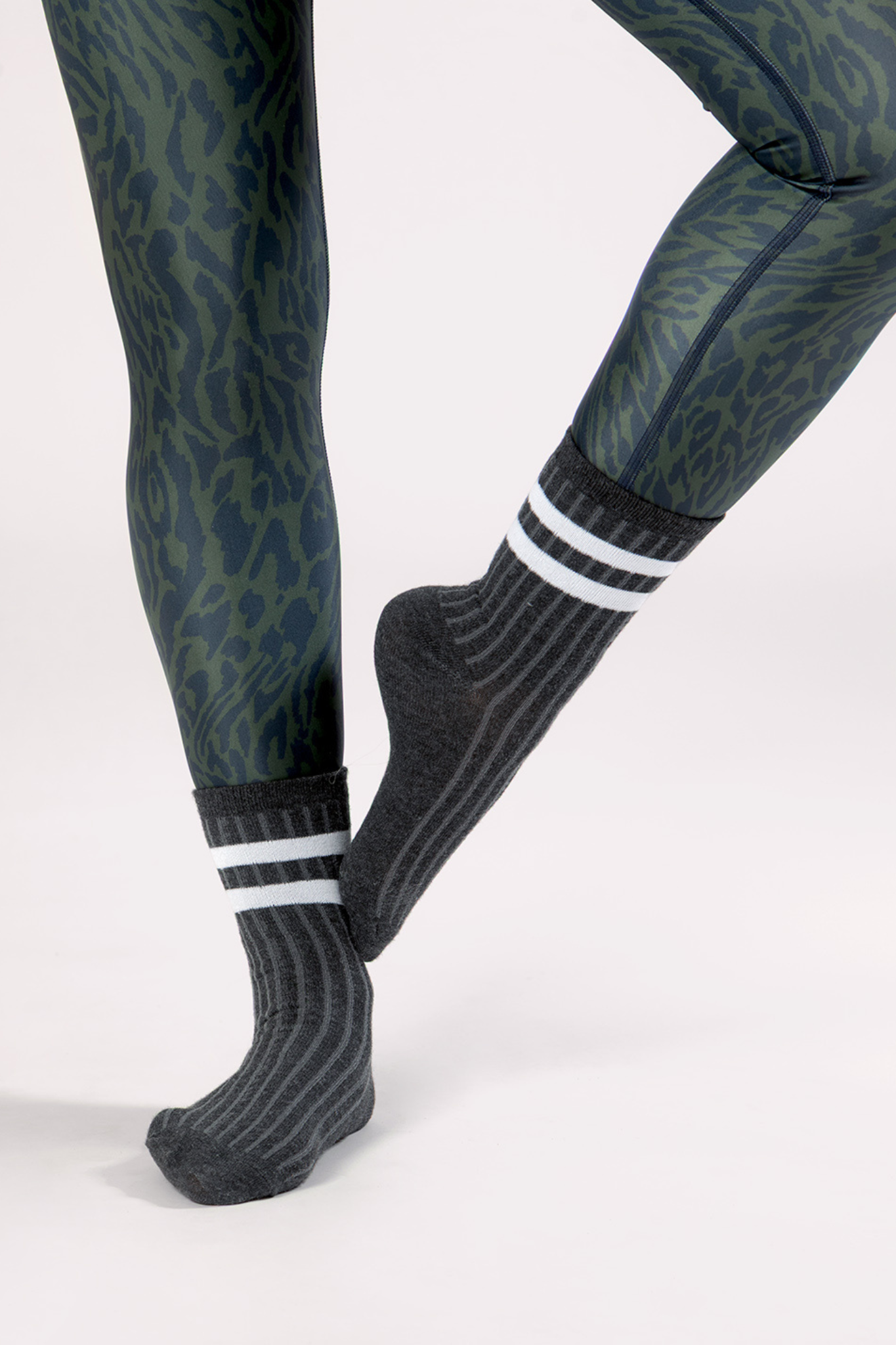 luz-collections-chaussettes-hautes-ray-es-gris image 2