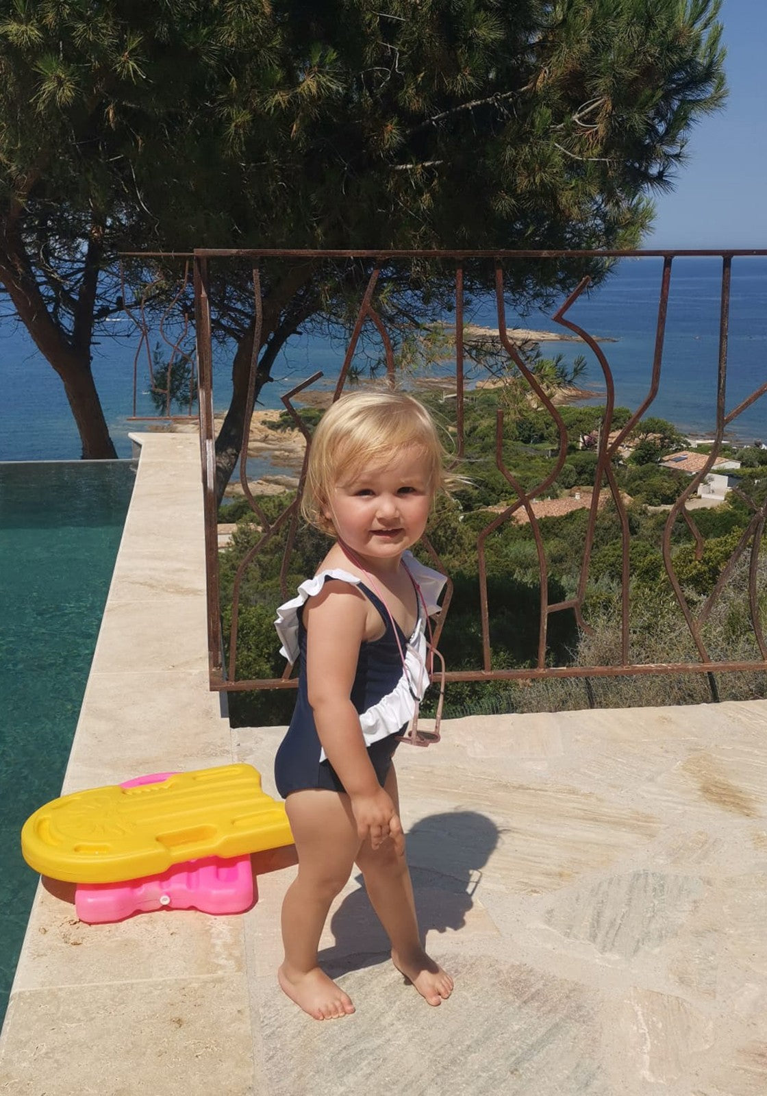 luz-collections-julia-maillot-de-bain-une-pi-ce-enfant-volants-bleu-marine-blanc image 4