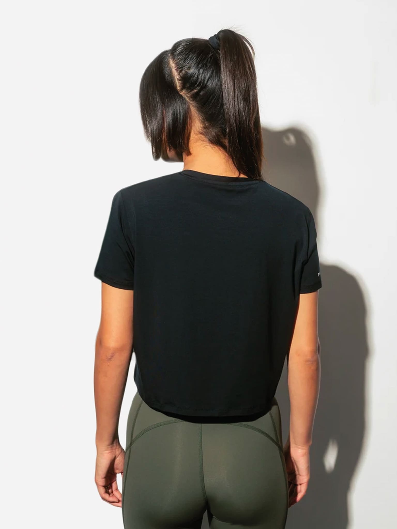 circle-sportswear-crop-top-smooth-operator-femme-oversize image 2