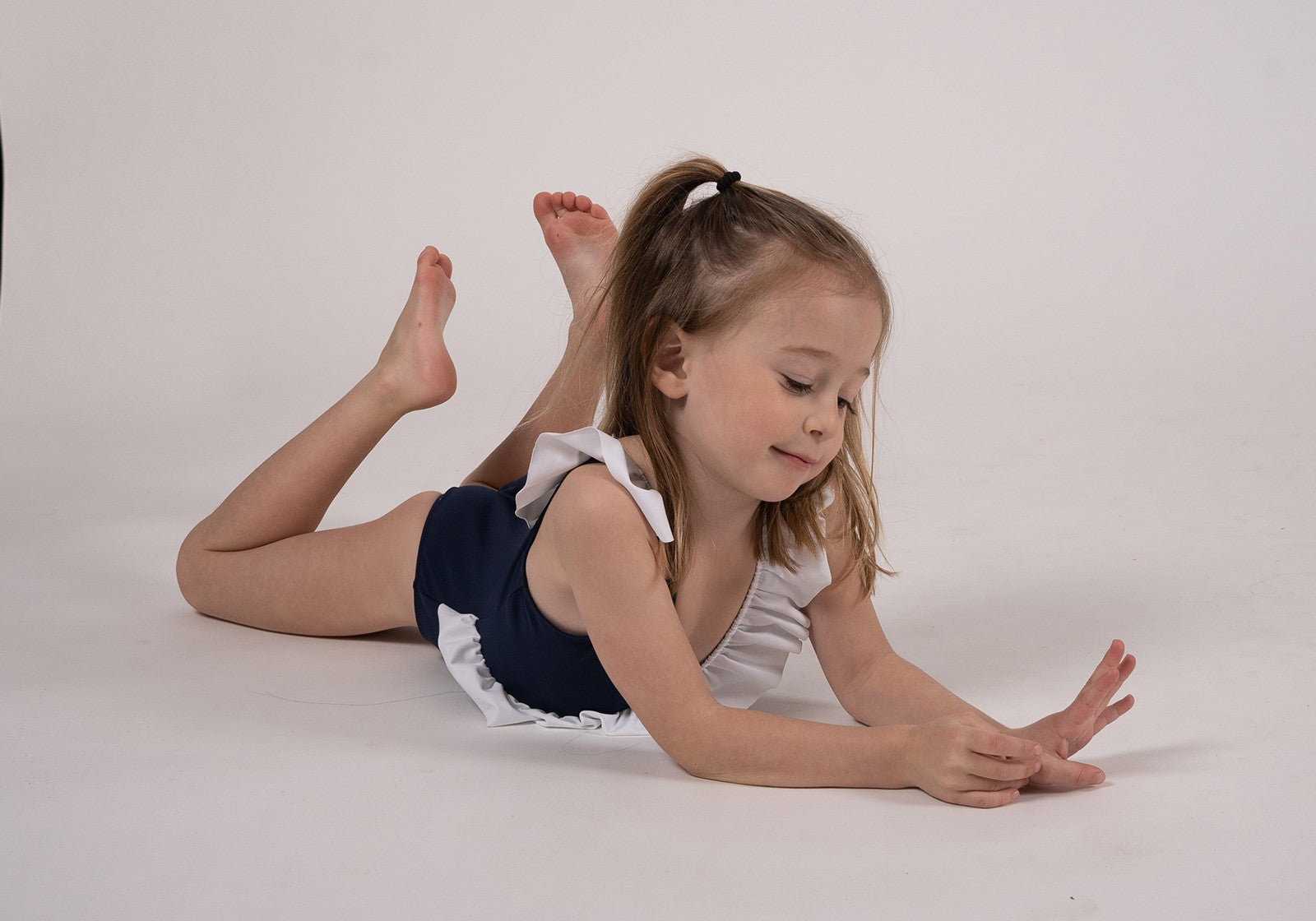 luz-collections-julia-maillot-de-bain-une-pi-ce-enfant-volants-bleu-marine-blanc image 8