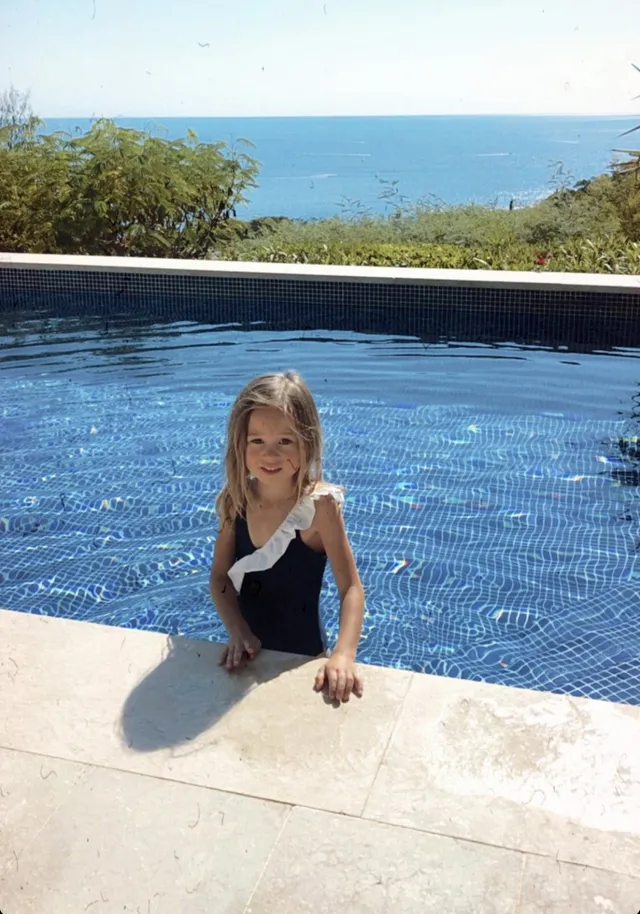 luz-collections-julia-maillot-de-bain-une-pi-ce-enfant-volants-bleu-marine-blanc image 1