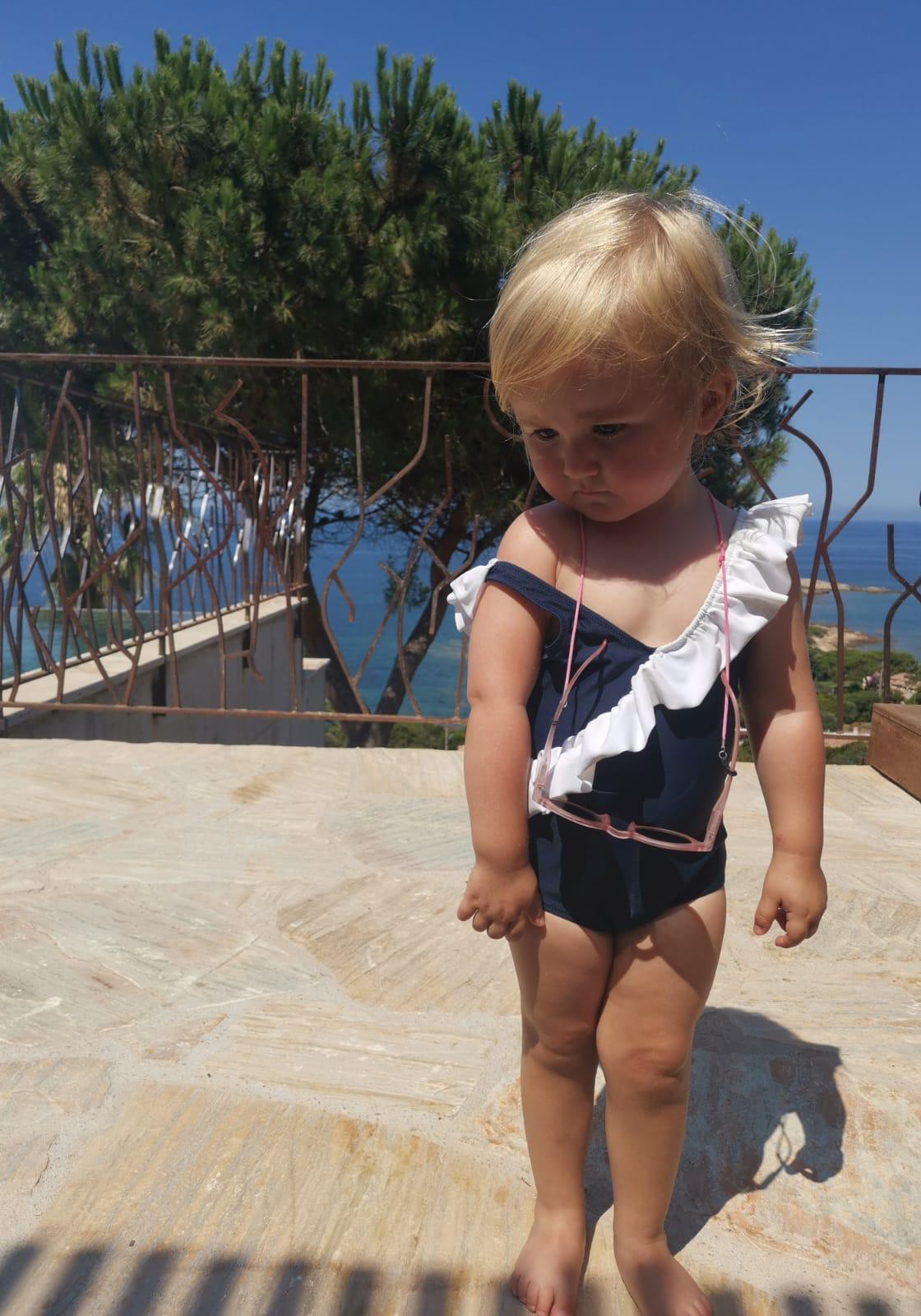 luz-collections-julia-maillot-de-bain-une-pi-ce-enfant-volants-bleu-marine-blanc image 6