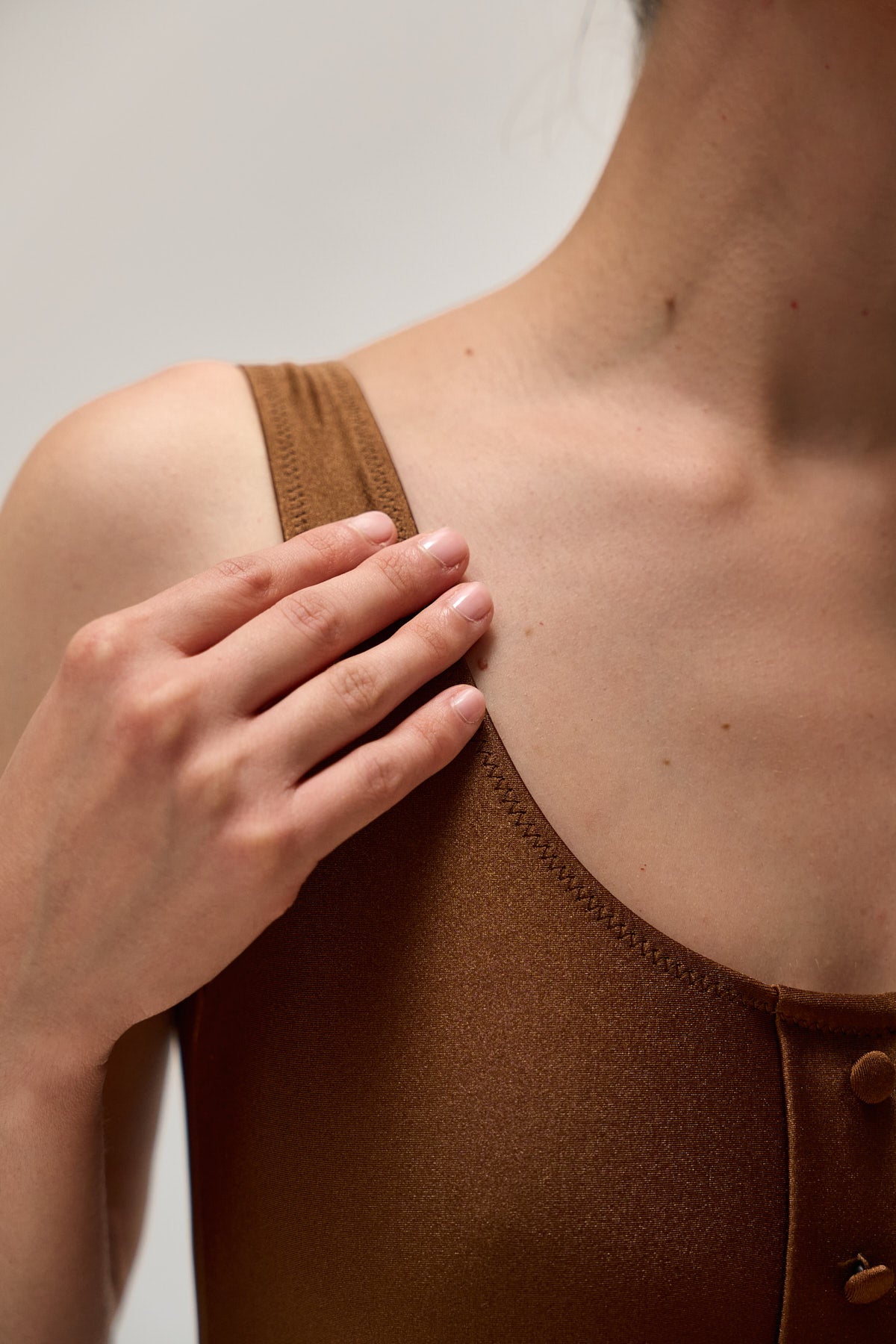 luz-collections-laure-maillot-de-bain-une-pi-ce-satin-d-collet-dos-l-gant-marron image 5