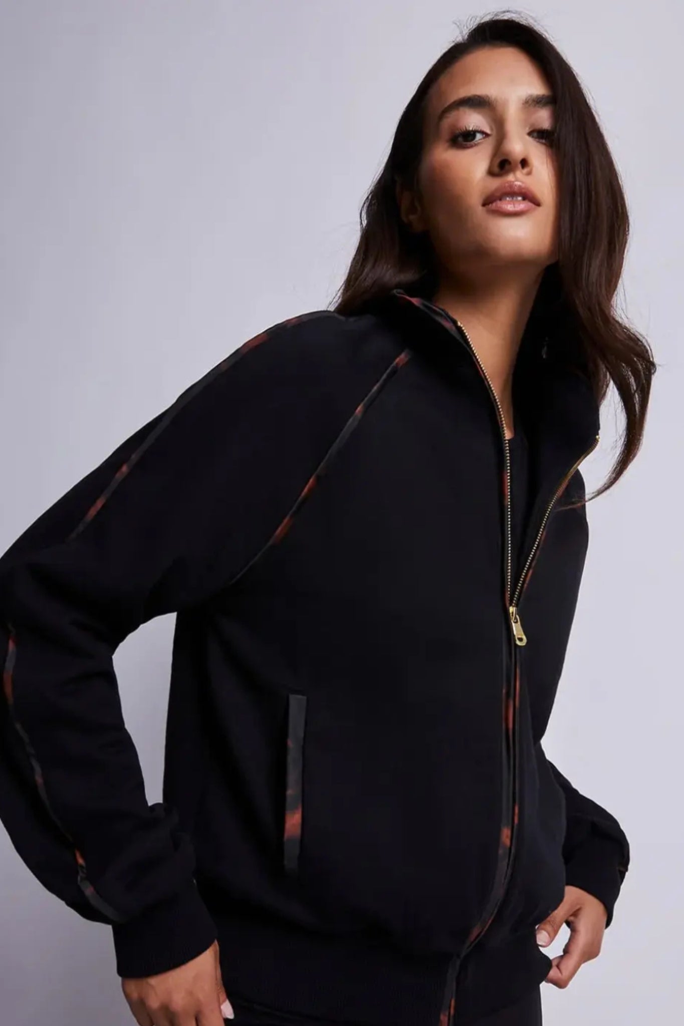 luz-collections-sweat-noir-sweat-zipp-en-maille-de-coton-recycl-coupe-streetwear image 1