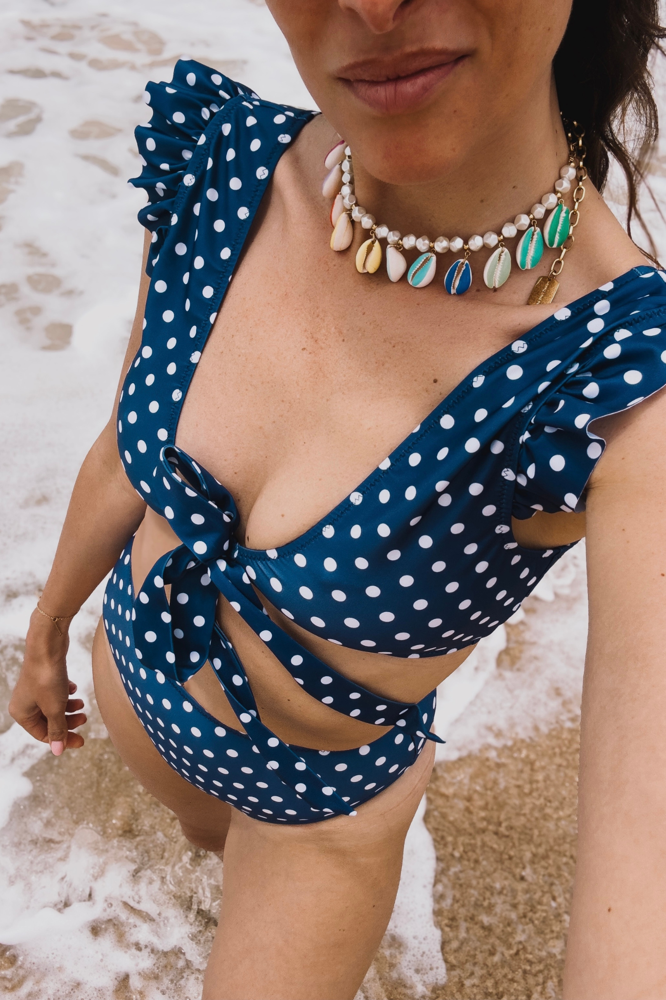 luz-collections-melissandre-haut-de-bikini-bleu-pois-blancs-d-collet-volants image 2