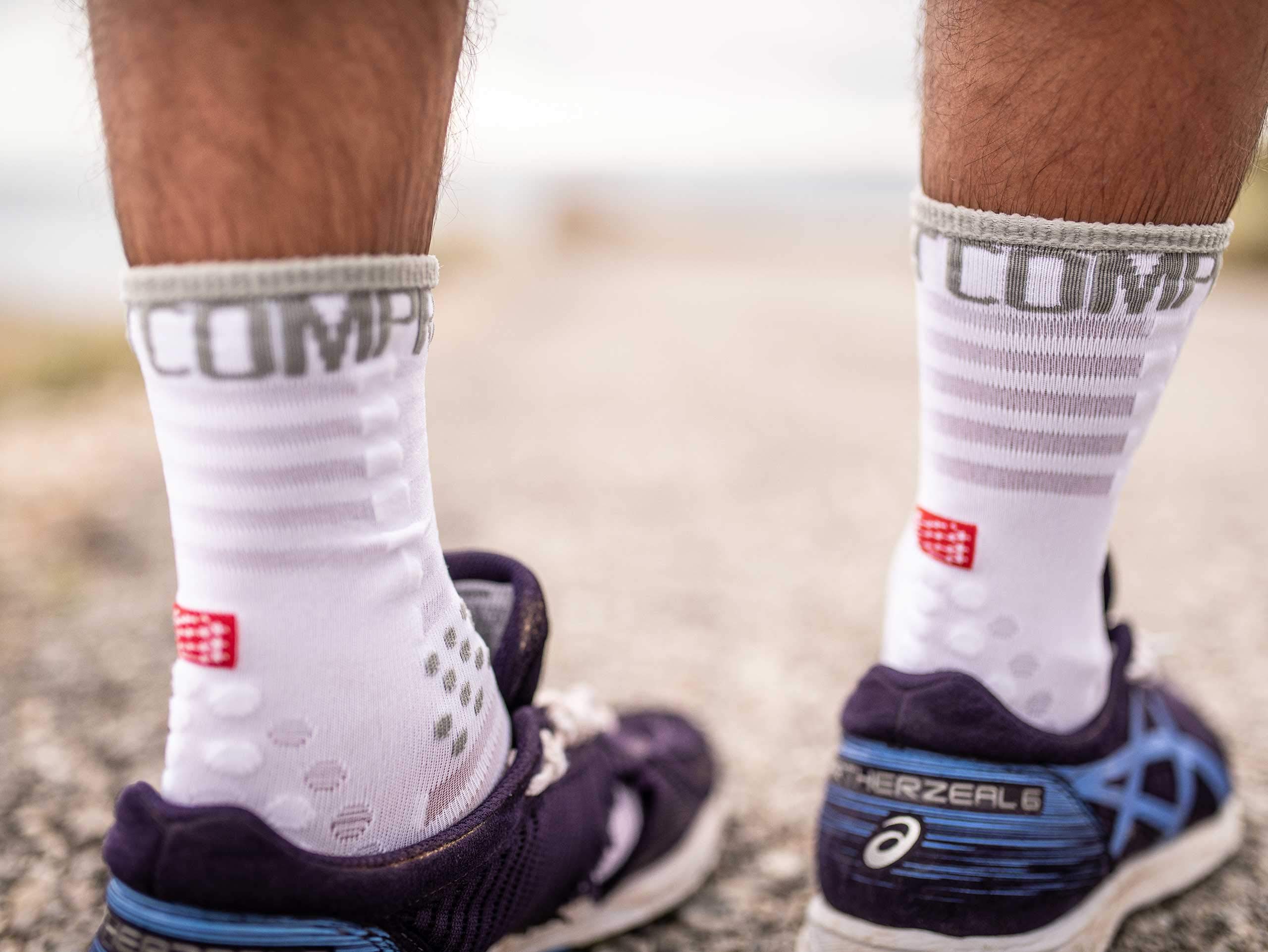 compressport-pro-racing-socks-v3-ultralight-run-high-chaussettes-de-running-mi-h-3 image 2