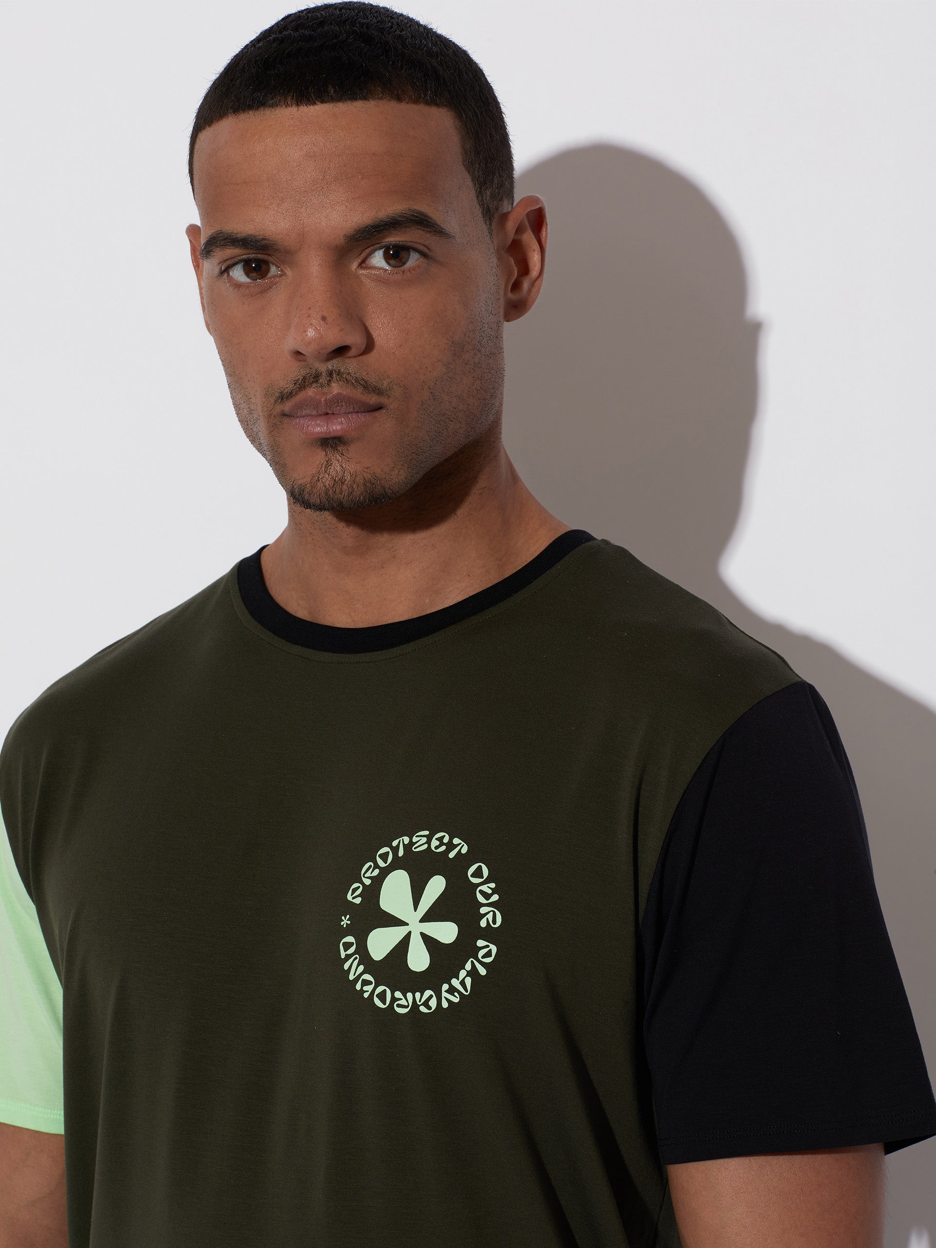 circle-sportswear-t-shirt-iconic-color-block image 4