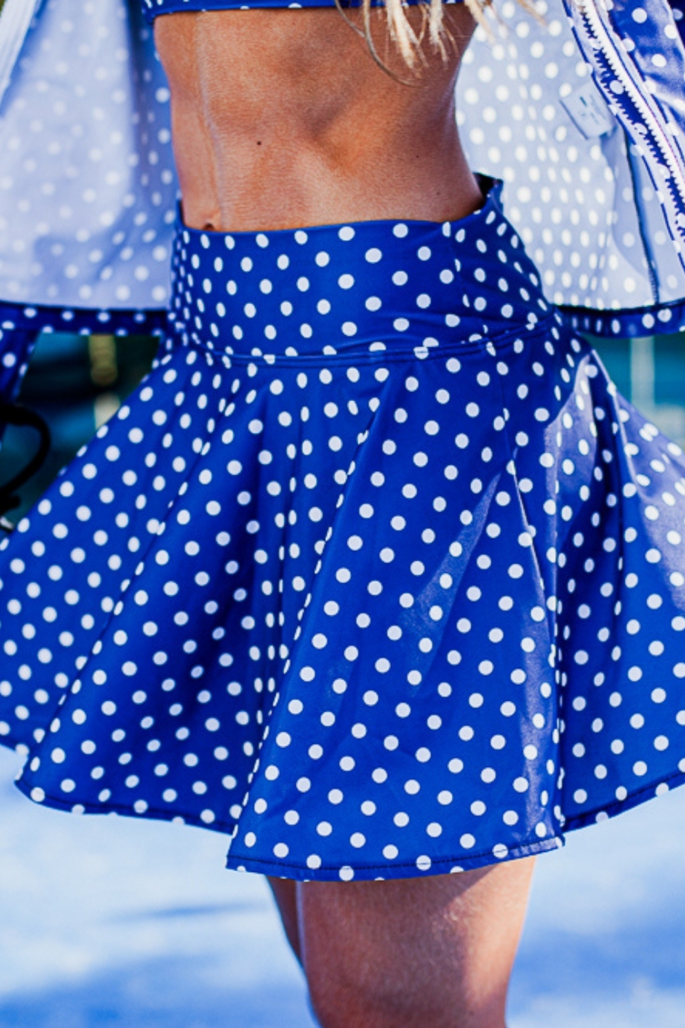 luz-collections-jupe-de-tennis-lina-jupe-de-sport-bleue-pois-blancs-short-int-gr image 4