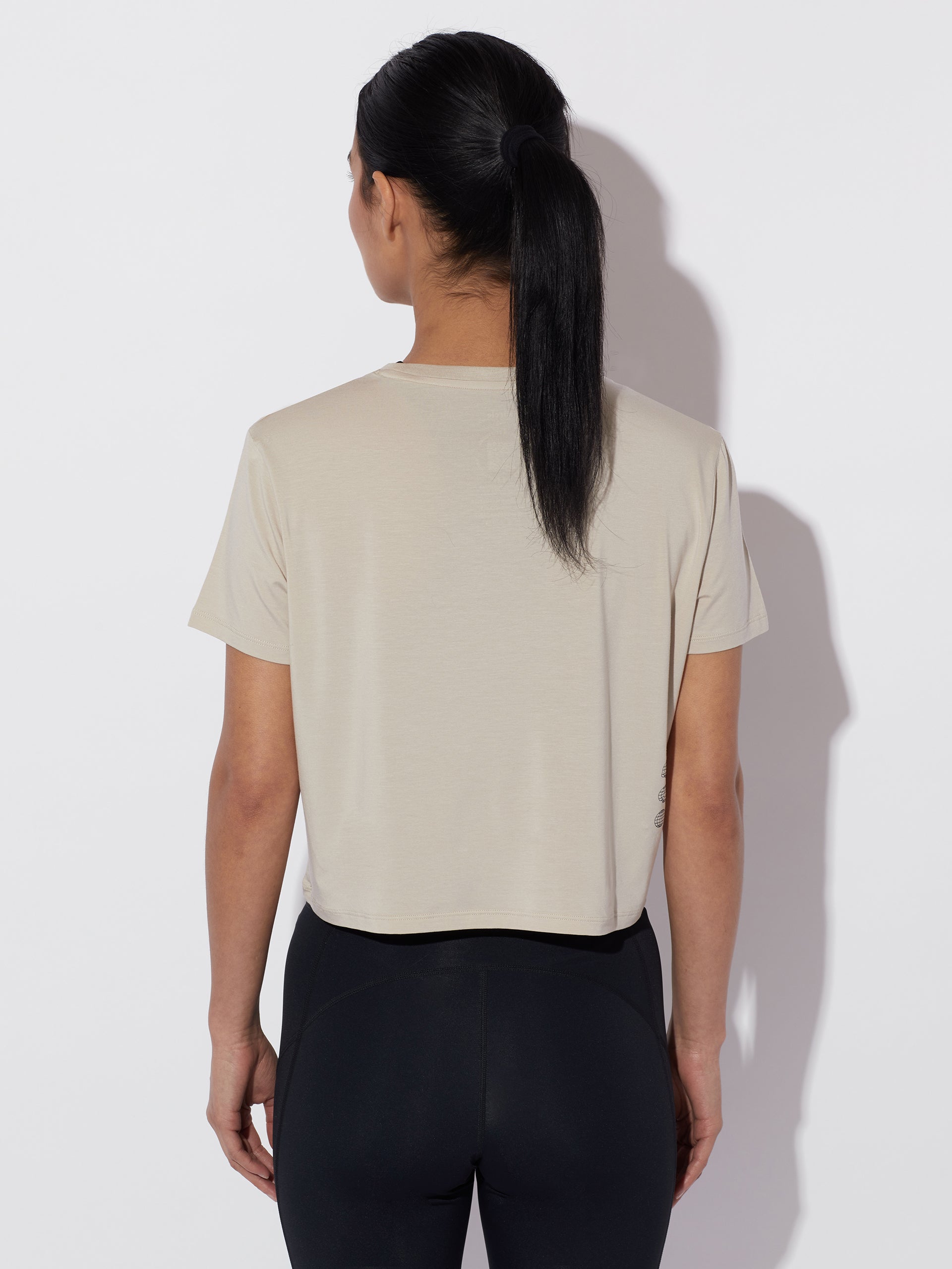 circle-sportswear-crop-top-smooth-operator-femme-oversize image 6