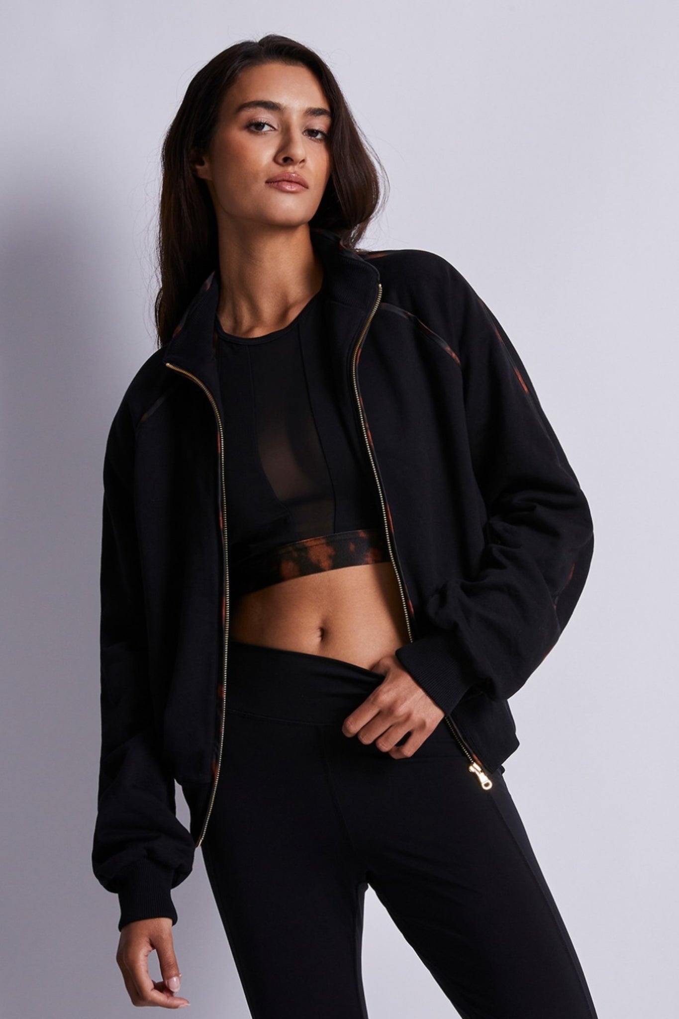 luz-collections-sweat-noir-sweat-zipp-en-maille-de-coton-recycl-coupe-streetwear image 3